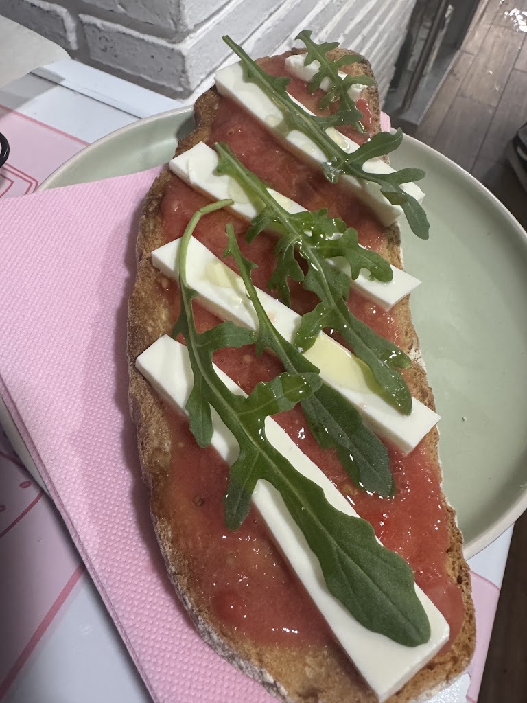 Mini's Coffee Bakery — Comida y bebida
