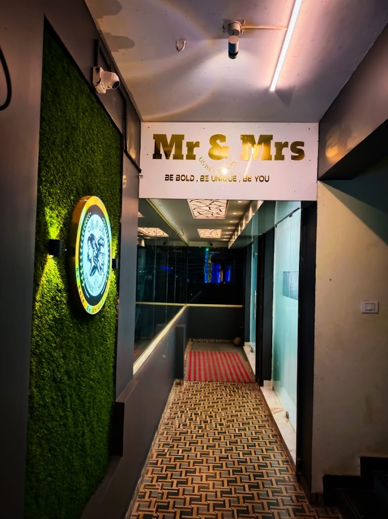 Mr Mrs Unisex Saloon