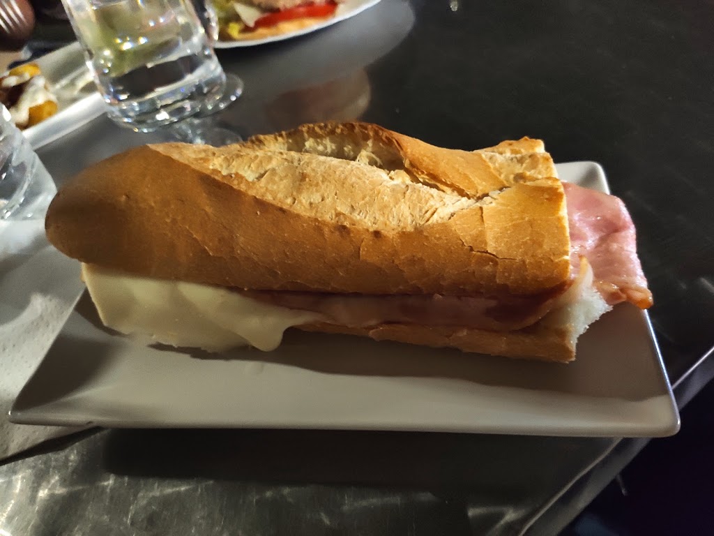 Bar Milan — Comida y bebida