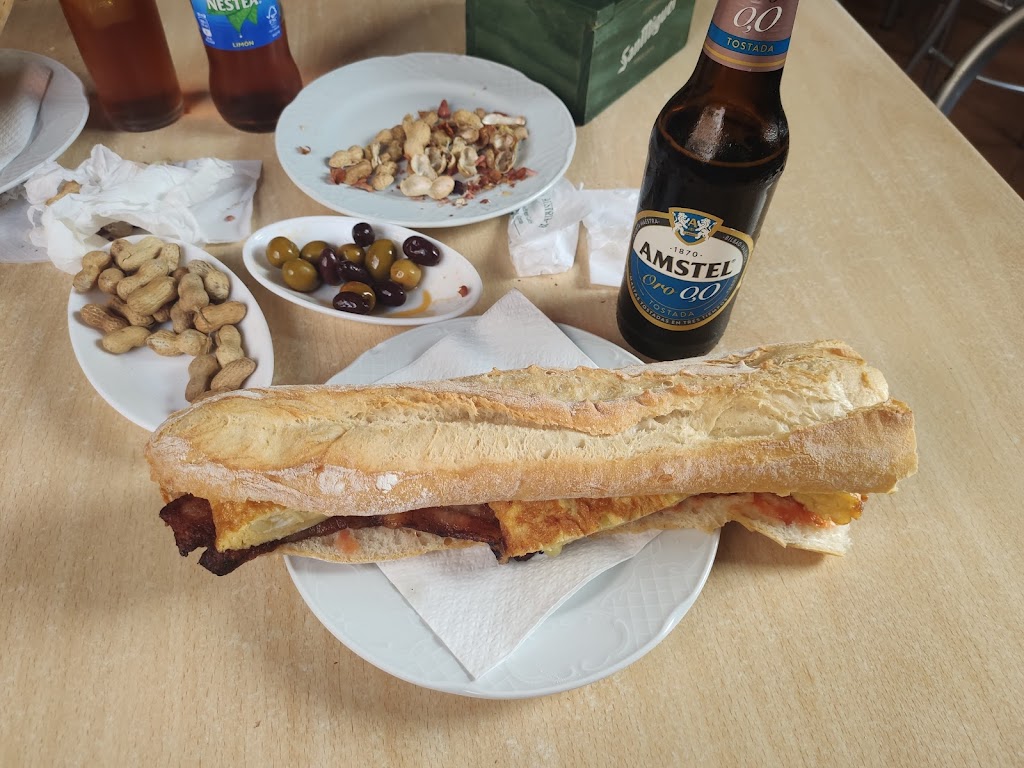 Bar Cafeteria Austria-29 — Comida y bebida