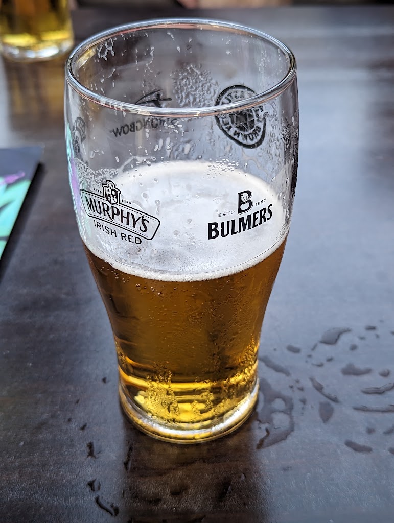 Beers Friends Sports Bar — Comida y bebida