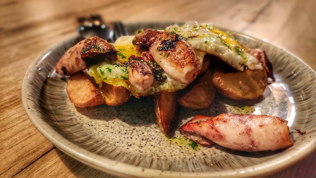 Taps i Tapes Martorell — Comida y bebida