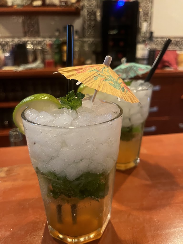 THE SALOON by LOS 80's — Comida y bebida