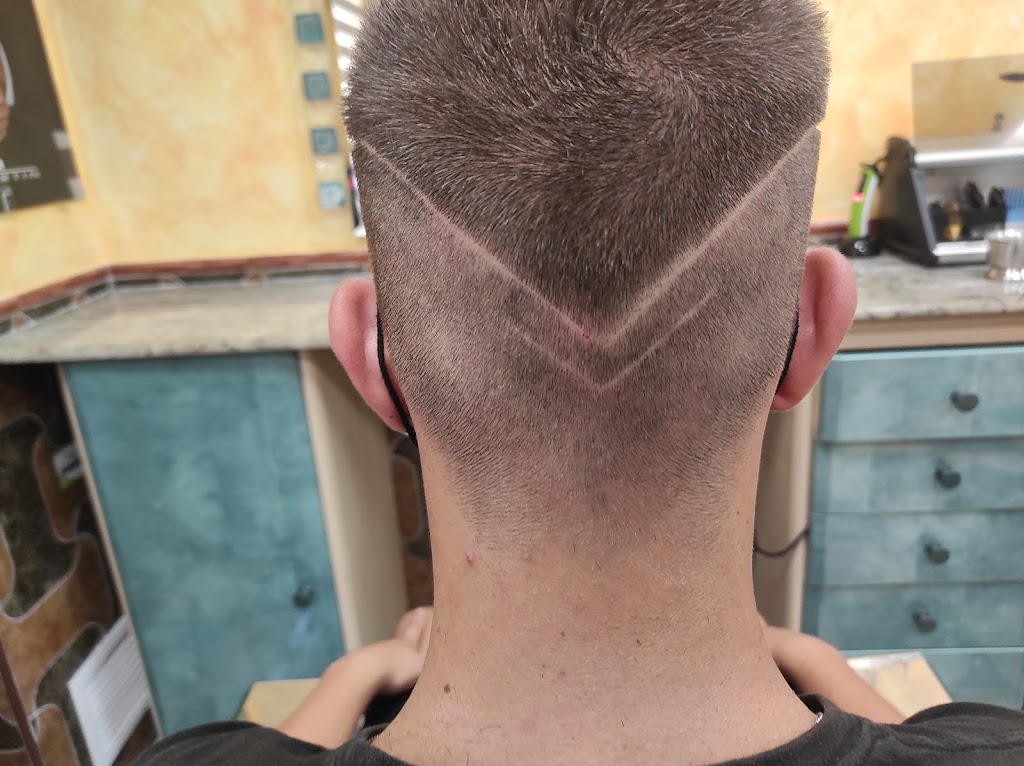Castillo Peluquero, peluqeria de caballeros, barberia, tatto y piercing, salon de estetica. ALMANSA — Del propietario