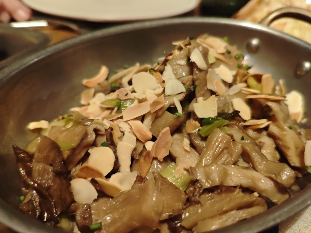 We Restaurant — Comida y bebida