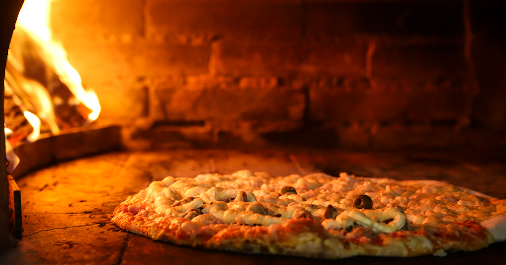 Pizza Napolis — Comida y bebida