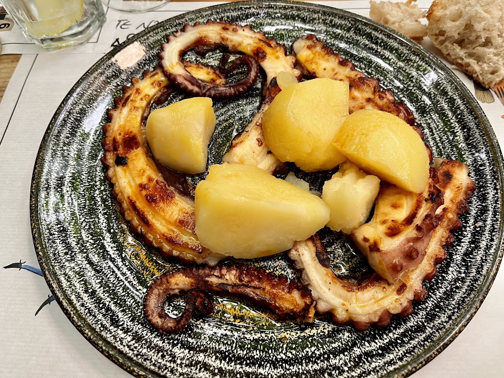 Casa de Xantar ~ O Dezaseis (Santiago de Compostela) — Comida y bebida