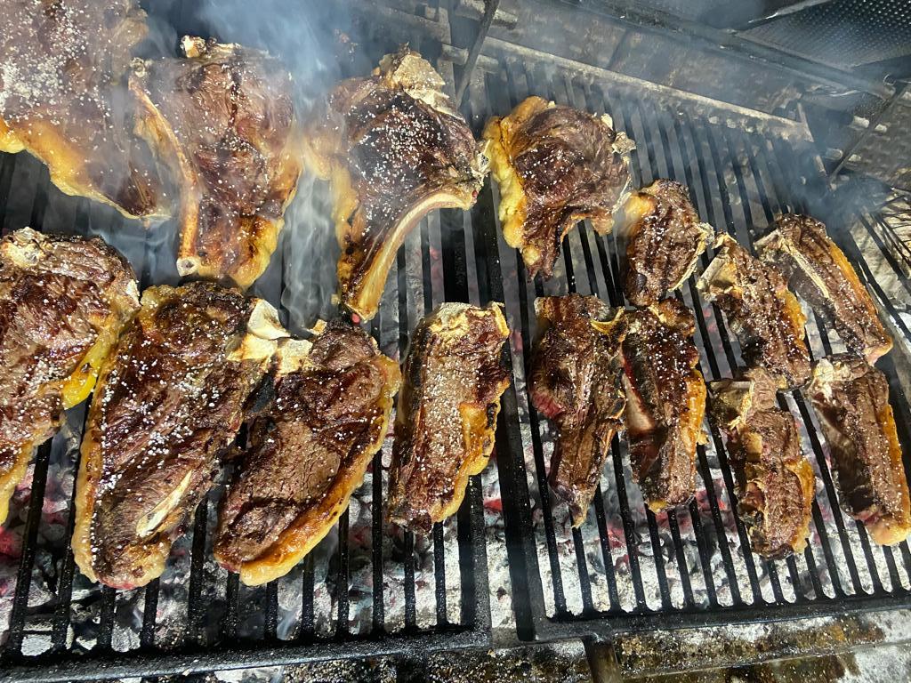 La Casona - Asador Sidreria — Comida y bebida