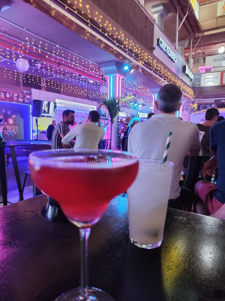 Cheyenne's The Lounge Bar — Comida y bebida