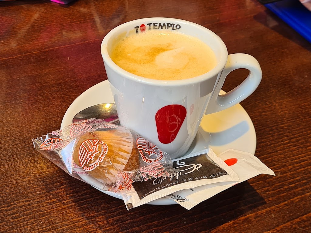 Cafe Glupp vinoteca — Comida y bebida