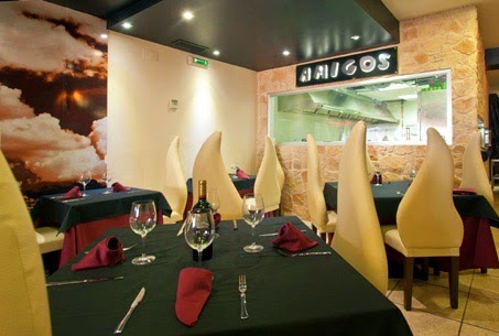 Amigos Torrequebrada | Cocina India-Mexicana — Ambiente
