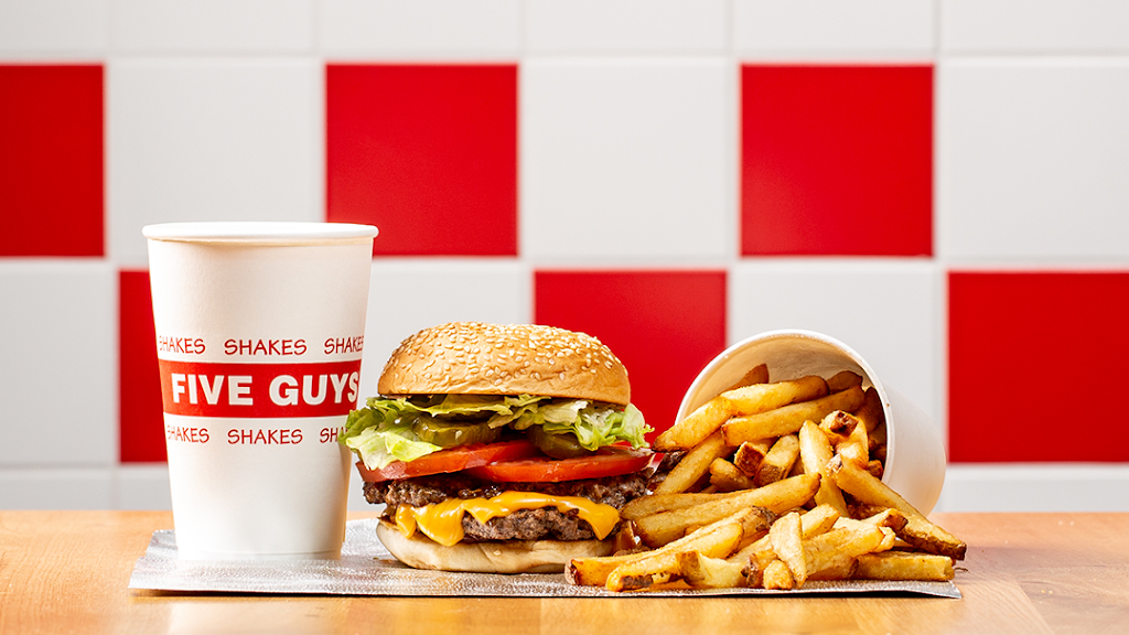 Five Guys S.S. Reyes The Style Outlets — Comida y bebida