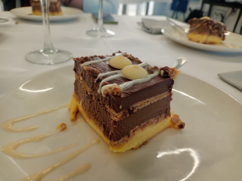 LA SEDE DE LA APBA Cafeteria y Restaurante — Pastel