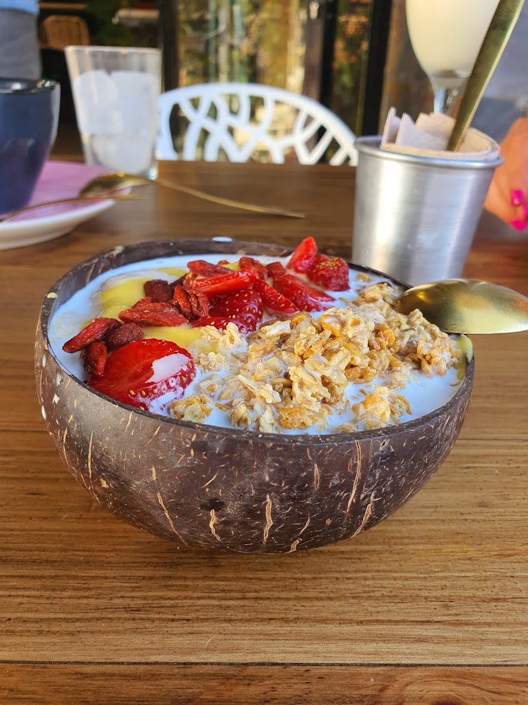 VALHALLA CAFE BAR — Comida y bebida