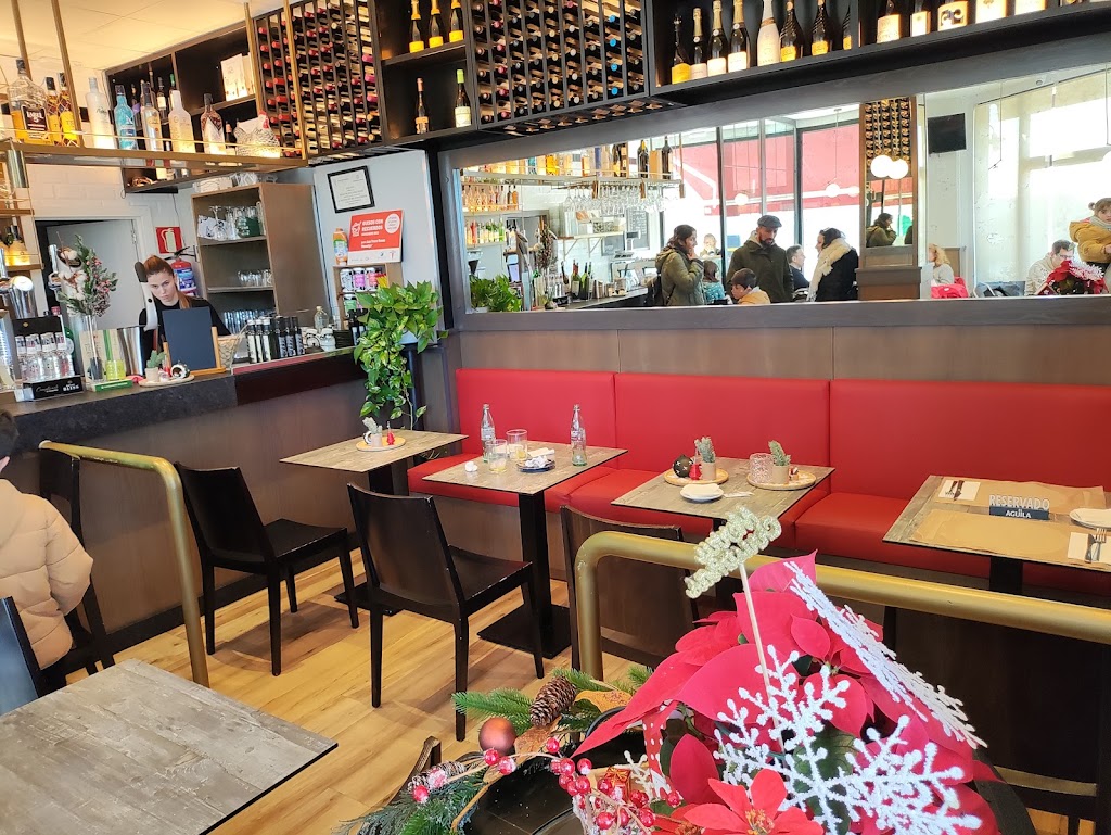 Restaurante Asador Trece Rosas de Bukovina — Ambiente