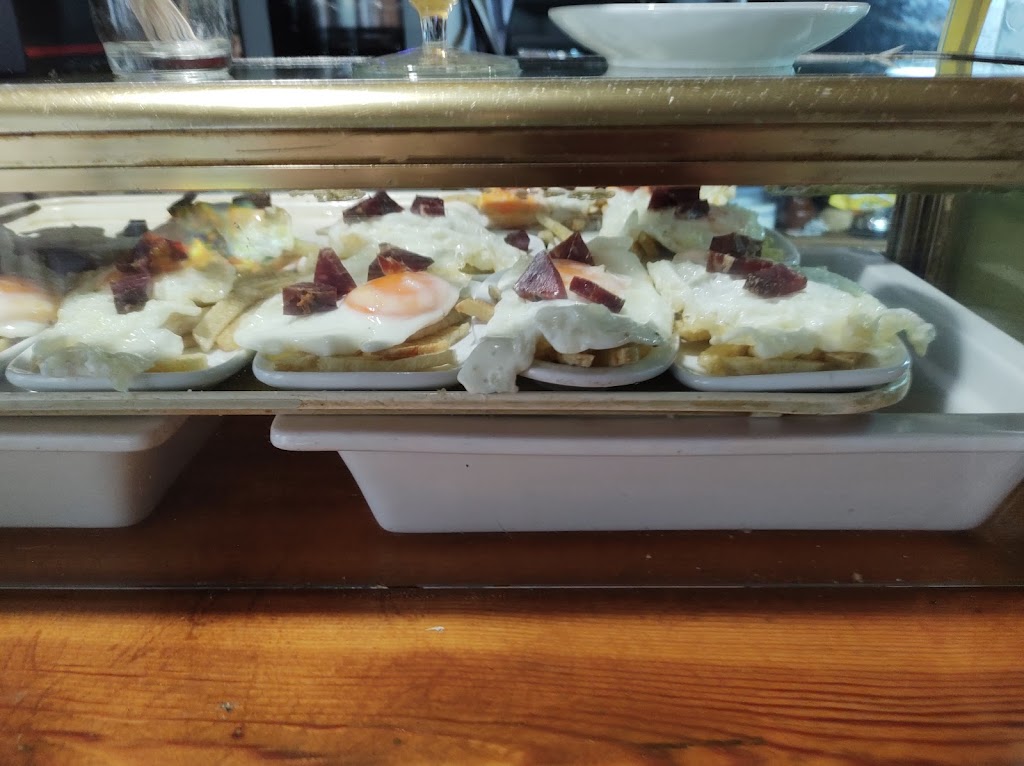 Meson Gredos Bar Restaurante — Comida y bebida