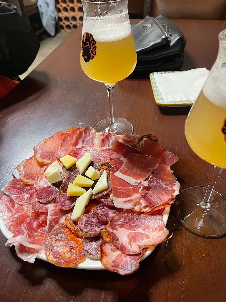 Bodegon Bacorino — Comida y bebida