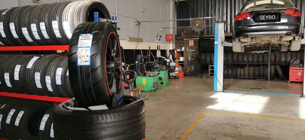 neumaticos y reparaciones seyro — Interior