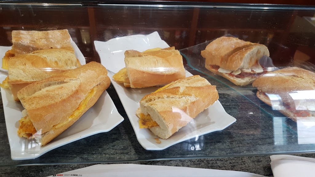 Bar Cafeteria Barkazio — Comida y bebida