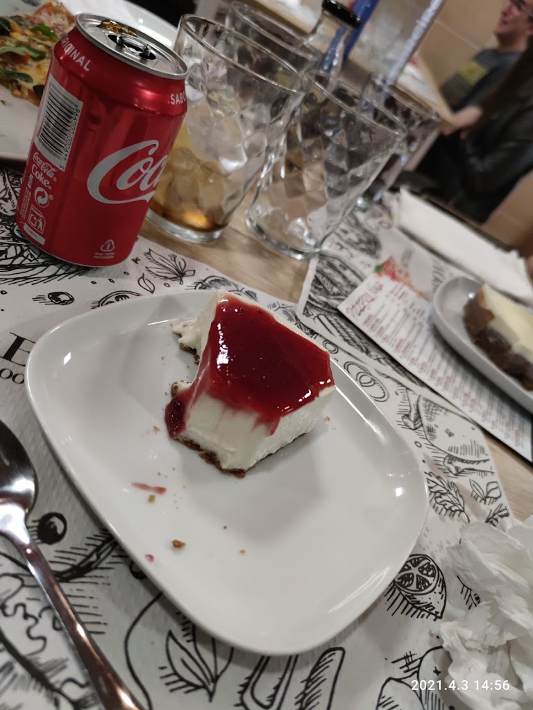 Pizzeria Nina — Comida y bebida