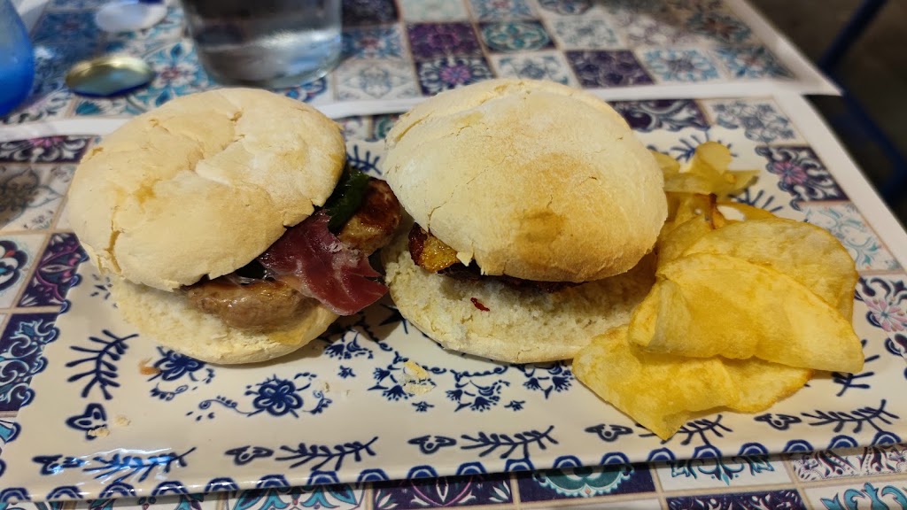 Bar El Picoteo — Comida y bebida