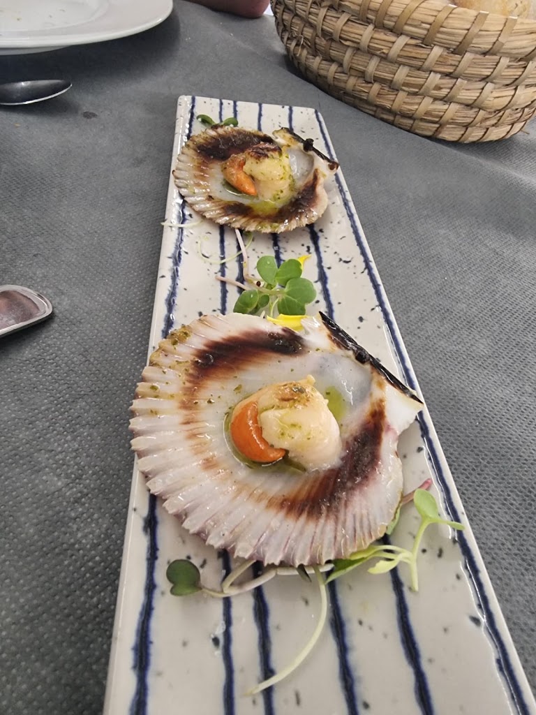 Caliza Pool Bar — Comida y bebida