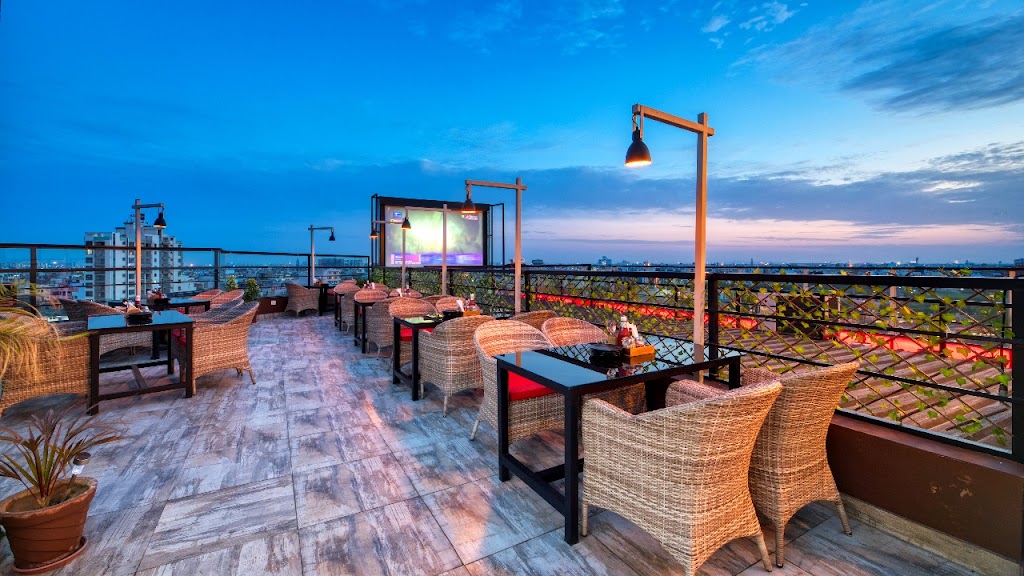 Midnight Vegas Lounge Disc And Rooftop Restaurant