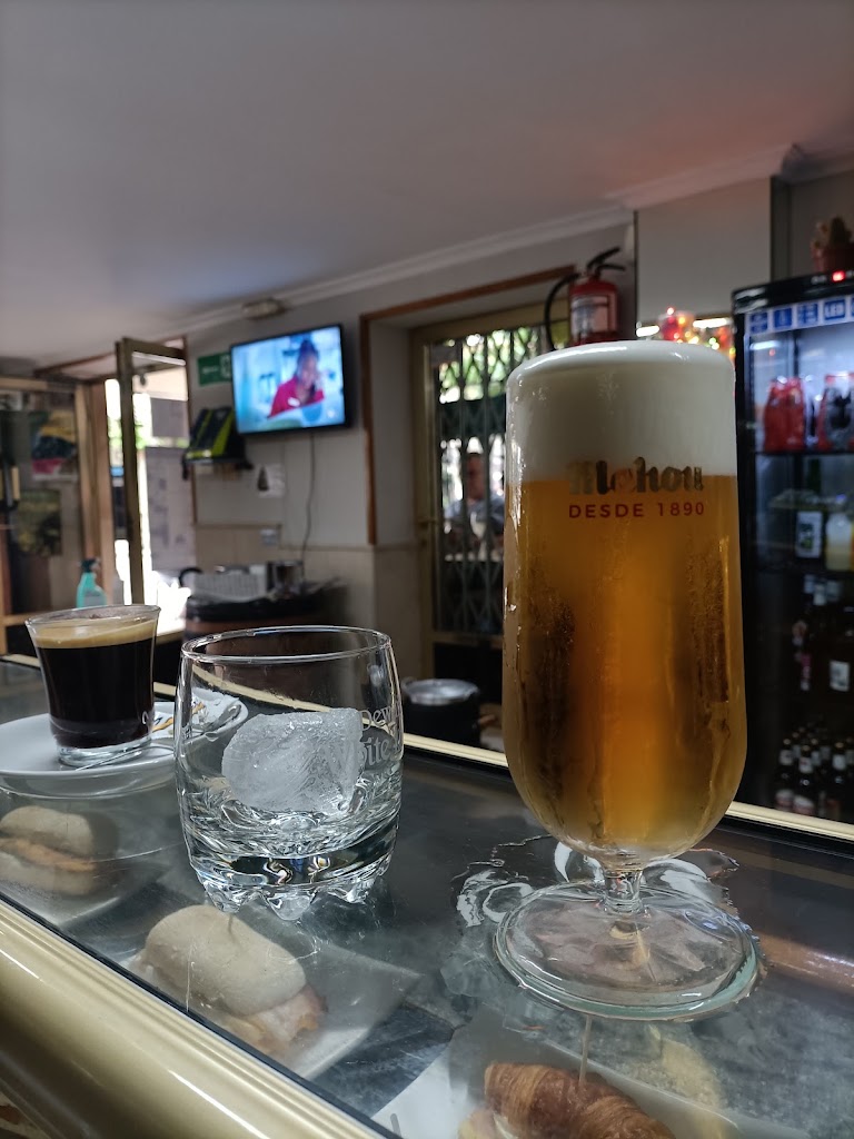 Cafe-Bar Menendez Pelayo — Comida y bebida