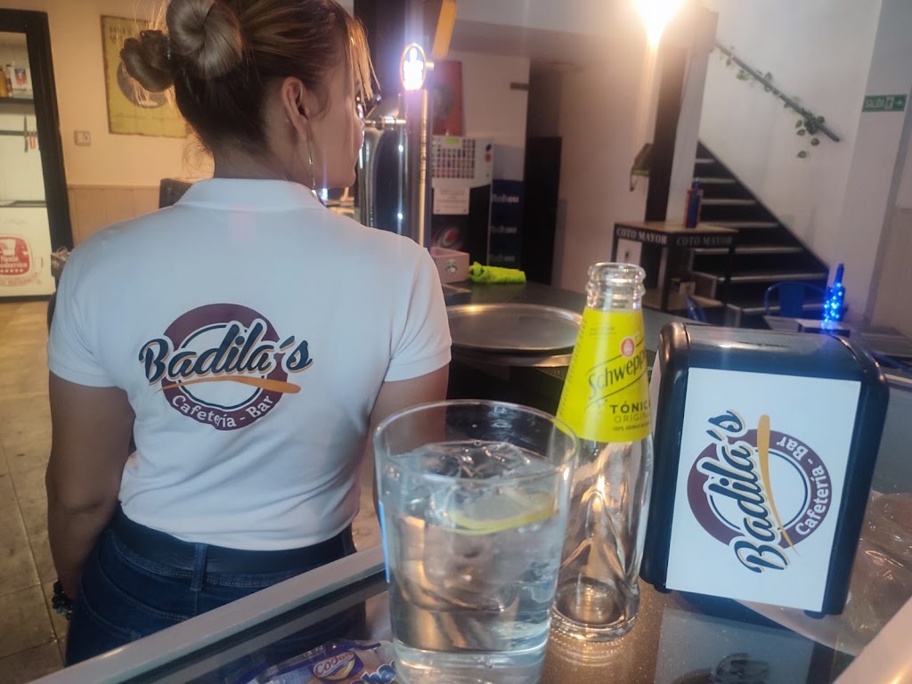 Cafeteria Bar Badila's — Comida y bebida