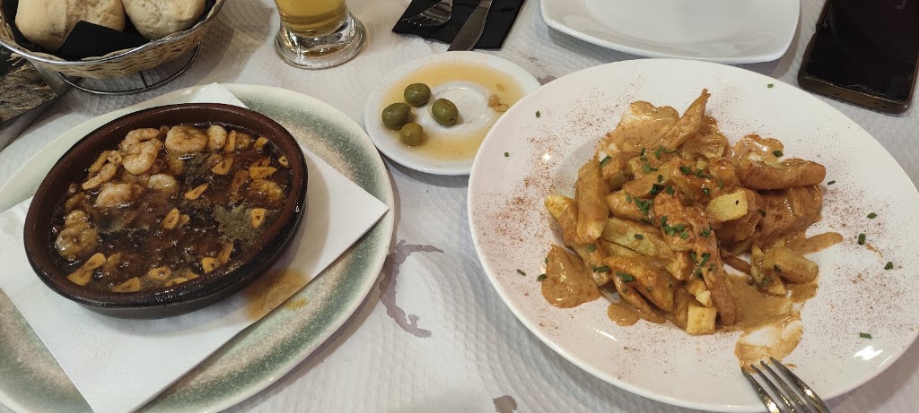 Taberna pasos largos — Comida y bebida