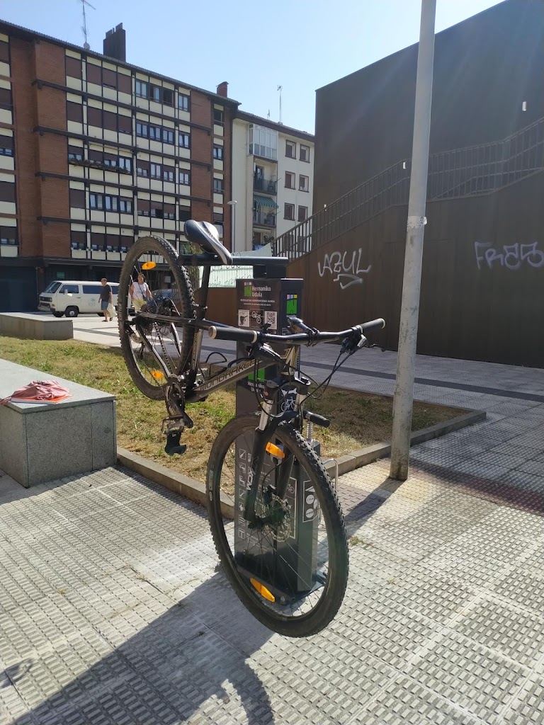 Bizikletak konpontzeko gunea /Estacion de reparacion de bicicletas