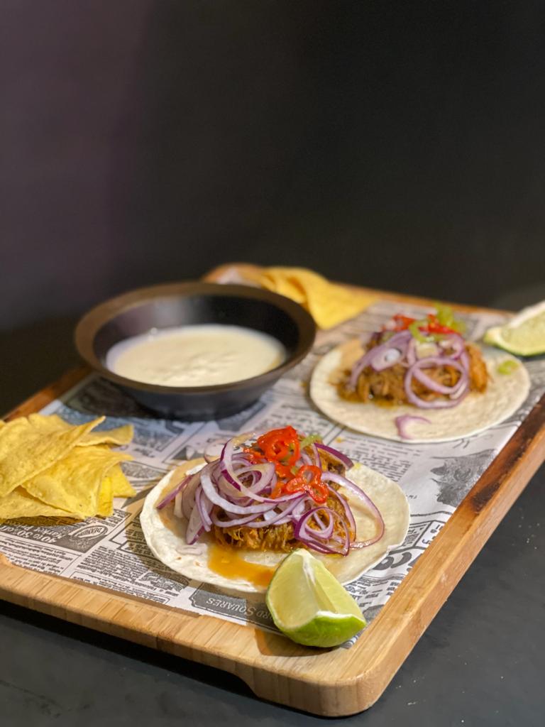 Restaurante La Canalla — Comida y bebida