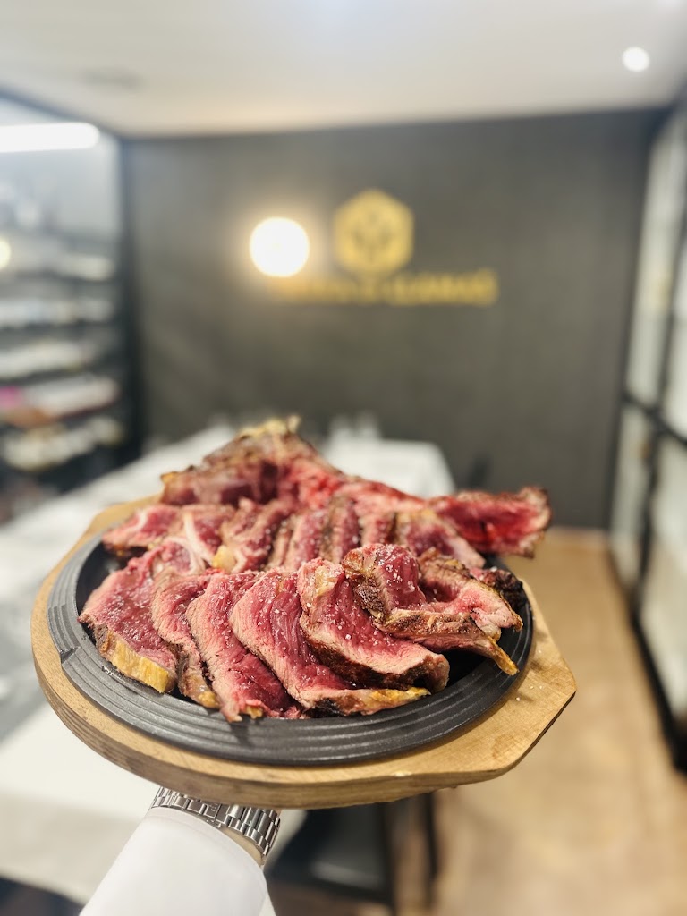 Asador Tierra en llamas — Comida y bebida