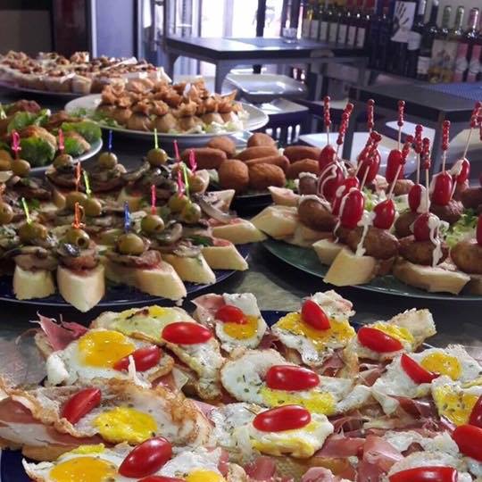 DAYLA - Vins i Tapes — Comida y bebida