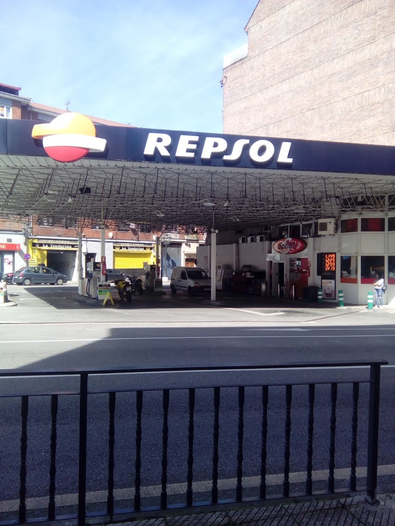 Estacion de Servicio Repsol — Exterior