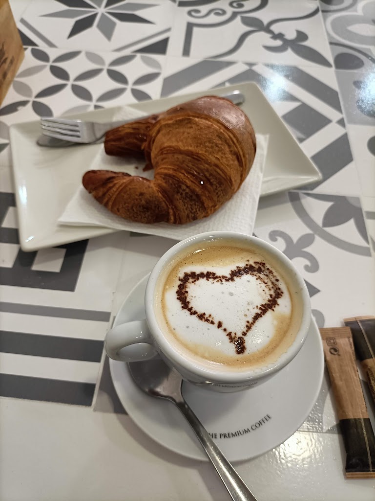Janis pa,degustacio i mes — Capuchino