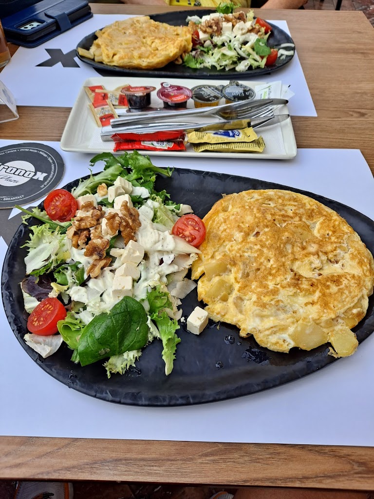 Kronox Cafe y kronox Plaza — Comida y bebida