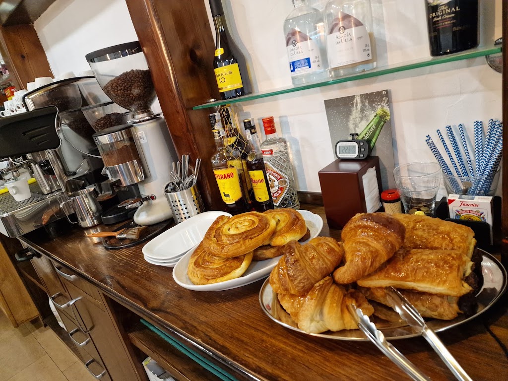 Cafe Bar Infinito — Comida y bebida