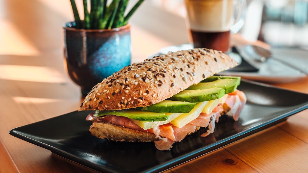 Yucas Cafe & Bar — Comida y bebida