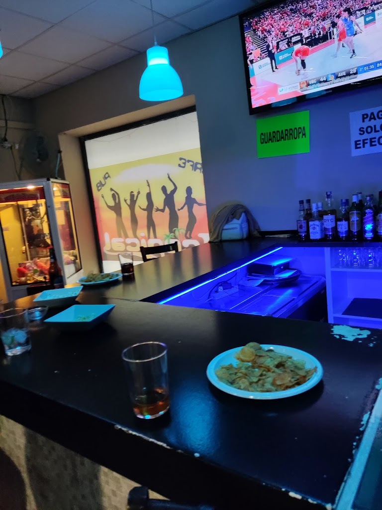 Cafe Tropical Pub — Comida y bebida