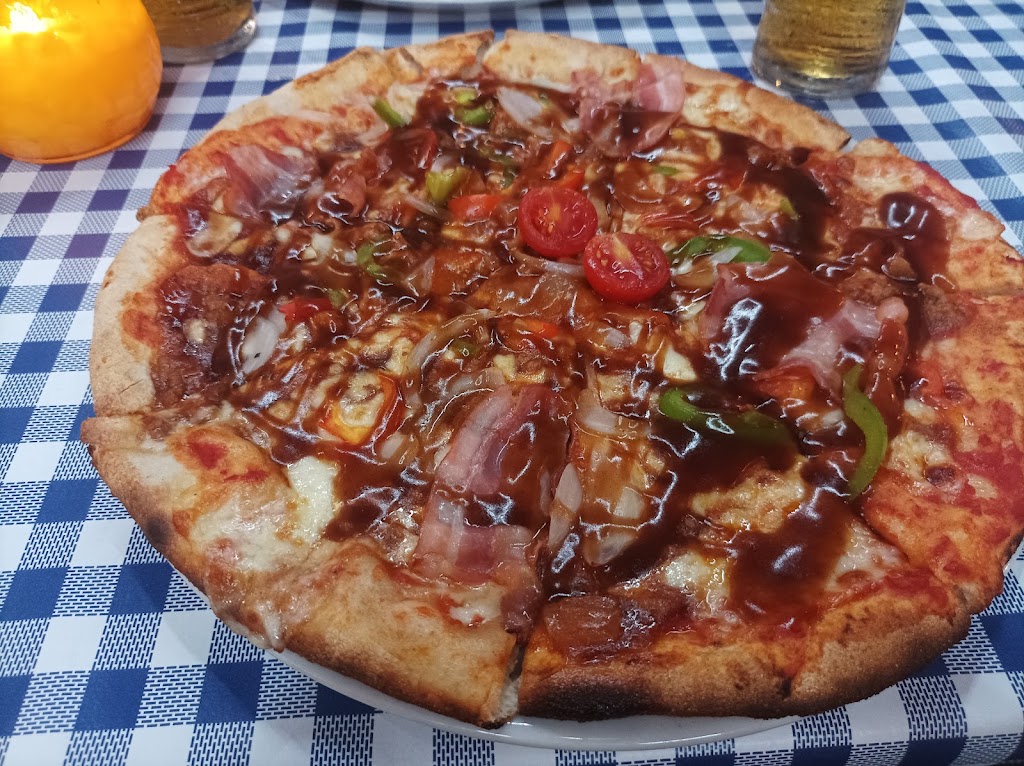 Don Genis Tapas and Pizzas — Comida y bebida