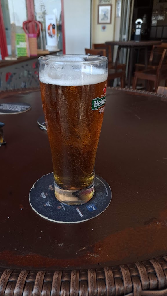 Henry's Bar & Grill — Comida y bebida