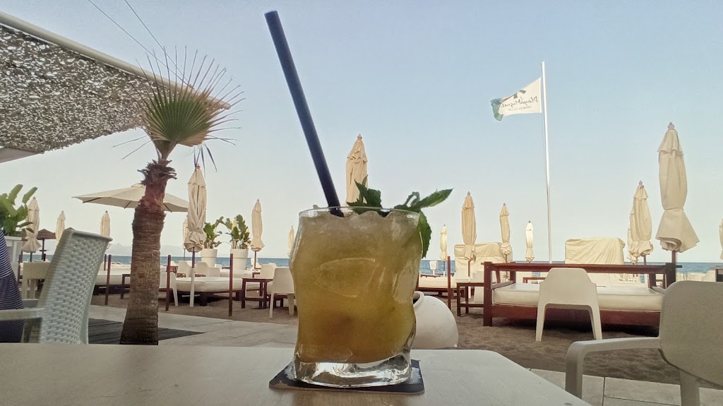Playa Miguel Beach Club — Comida y bebida