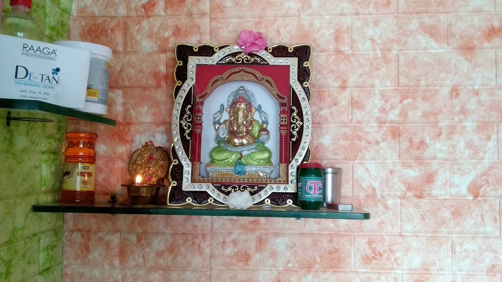 Dark Show Men S Beauty Parlour