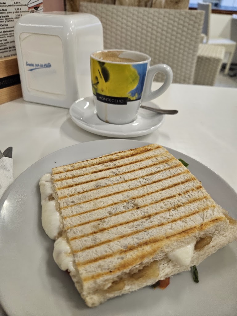 La Giraldilla Cafe — Cafe