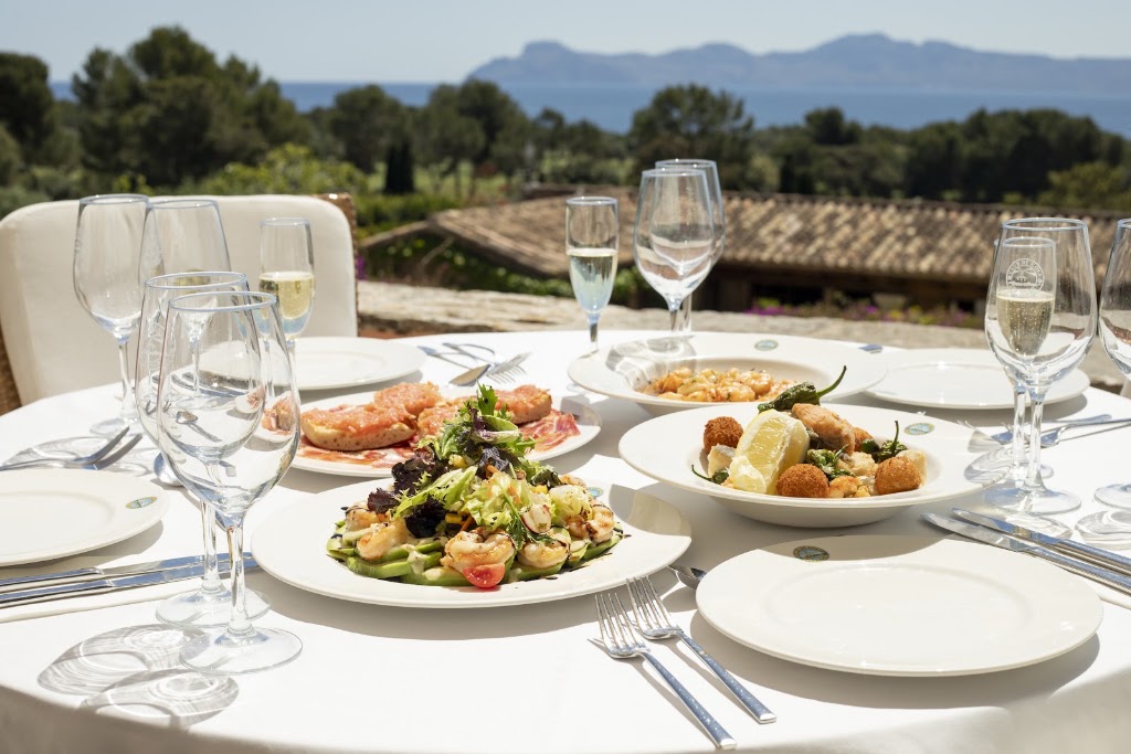 Restaurante Golf Alcanada — Comida y bebida