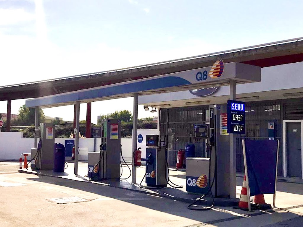 Benzinera Q8 — Exterior
