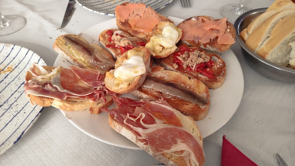 Bar restaurante Los Claveles — Comida y bebida