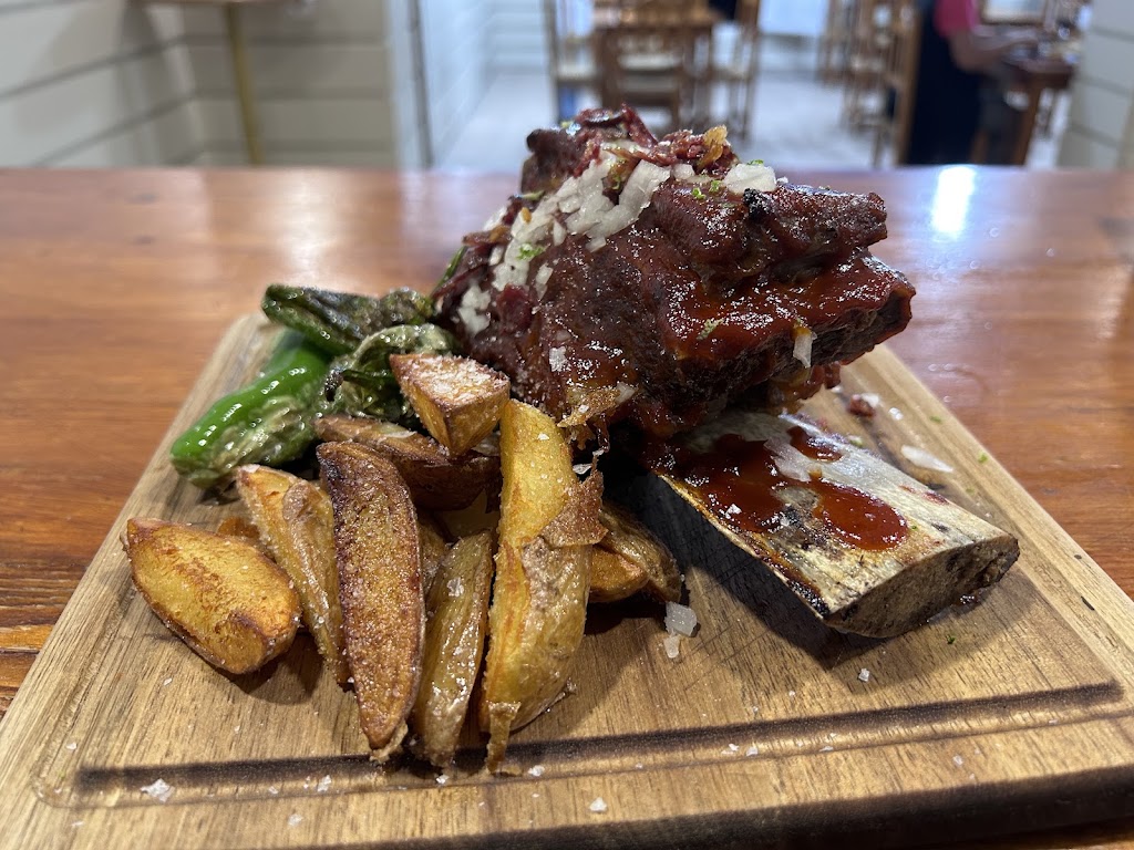 Vuelta y Vuelta Restaurante — Comida y bebida