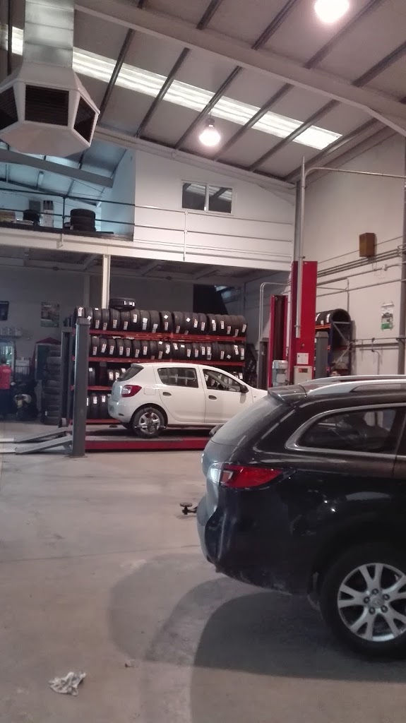 Neutrabar. Neumaticos y Mecanica — Interior